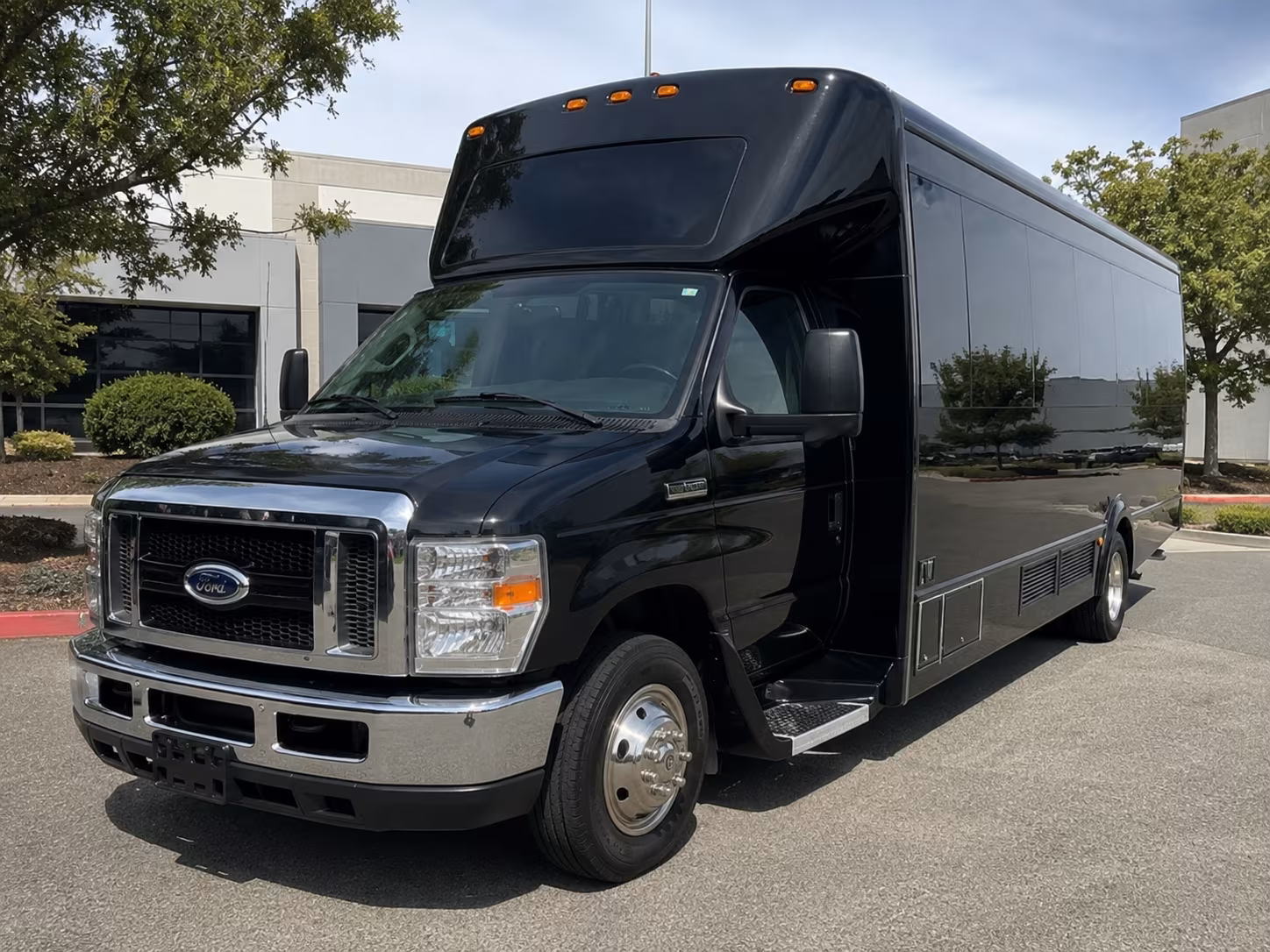 28 Passenger Party Bus Exterior